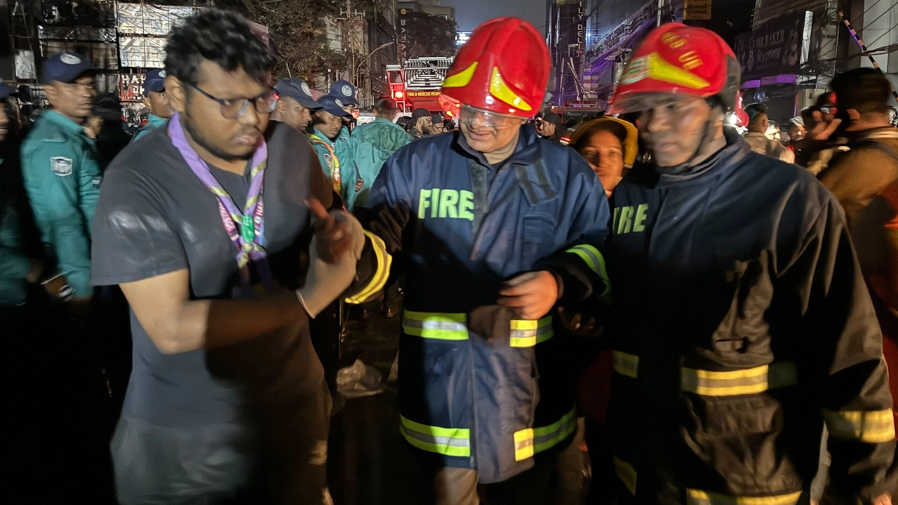 ফায়ার সার্ভিসের উপপরিচালক মো. আক্তারুজ্জামান আহত হয়েছেন। ছবি : সংগৃহীত