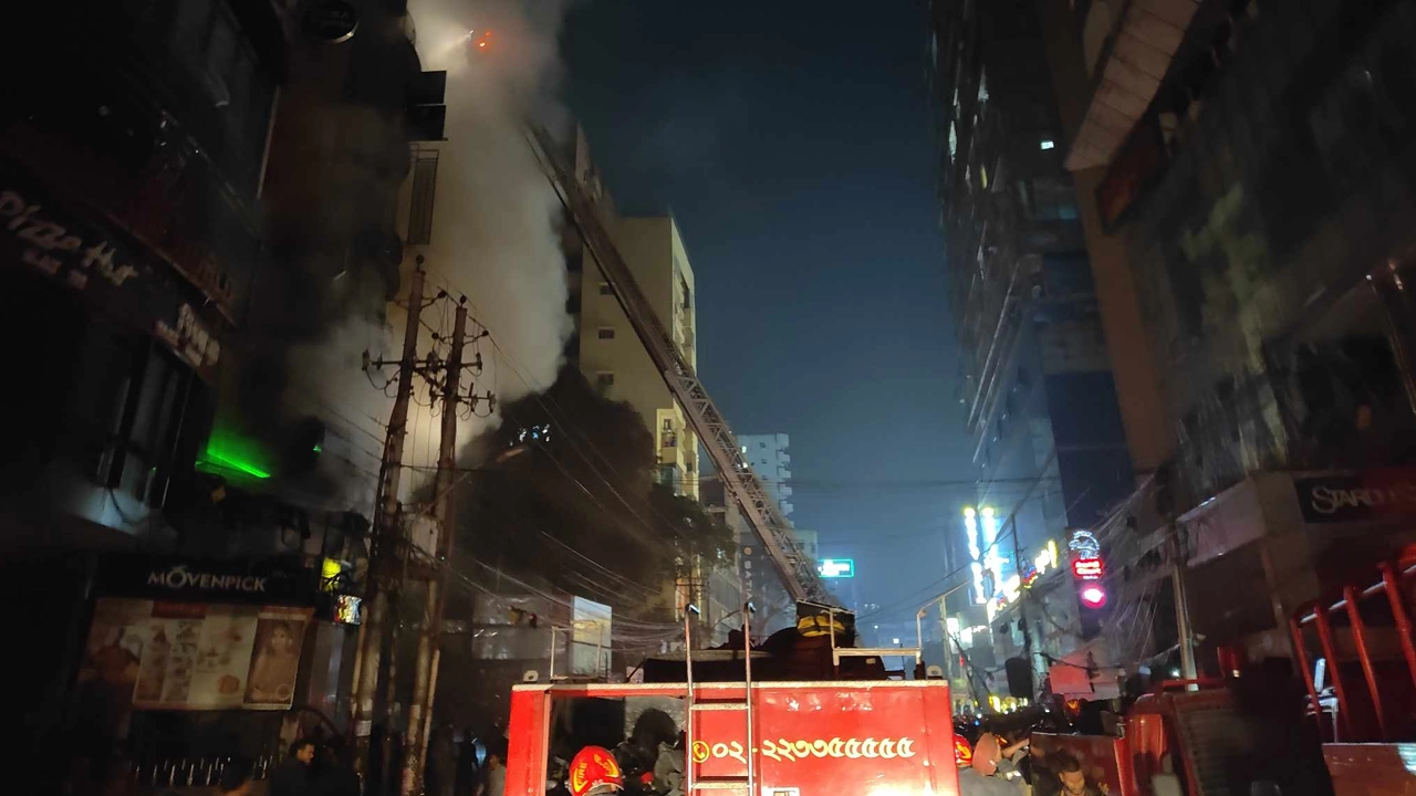 রাজধানীর বেইলি রোডে বহুতল ভবনে লাগা আগুন নিয়ন্ত্রণের চেষ্টায় ফায়ার সার্ভিস। ছবি : কালবেলা