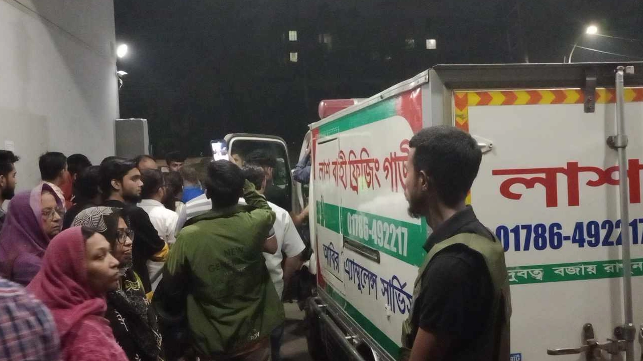 ঢাকা মেডিকেল থেকে মরদেহ নিয়ে যাচ্ছেন স্বজনরা। ছবি : কালবেলা