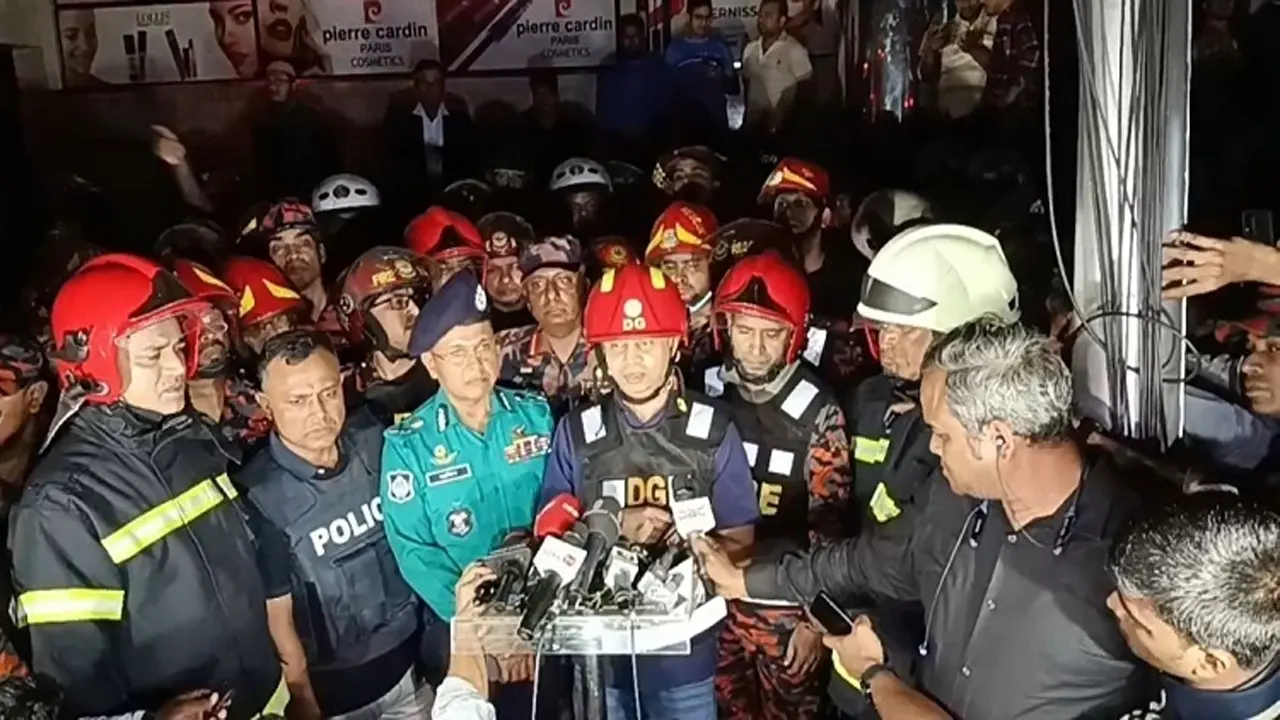 কথা বলছেন ফায়ার সার্ভিসের ডিজি। ছবি : সংগৃহীত