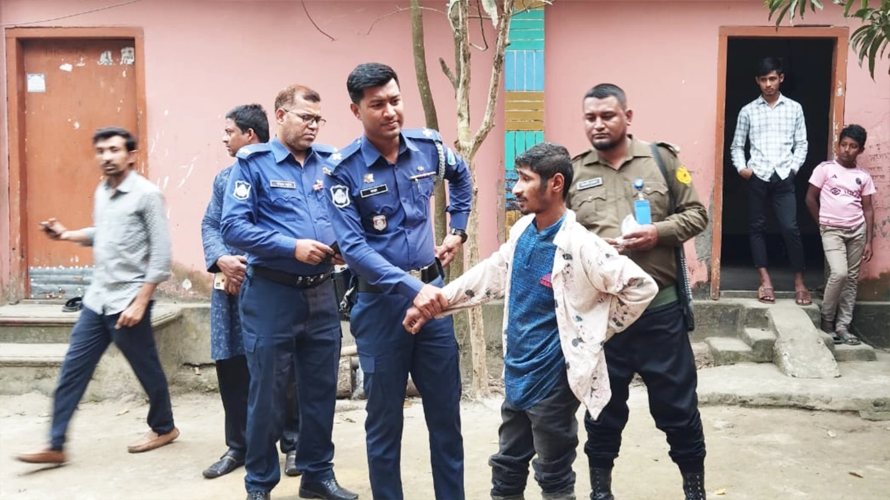 কুমিল্লার ব্রাহ্মণপাড়ায় মাদকাসক্ত ছেলেকে ভ্রাম্যমাণ আদালতের কাছে তুলে দিয়েছেন বাবা। ছবি : কালবেলা