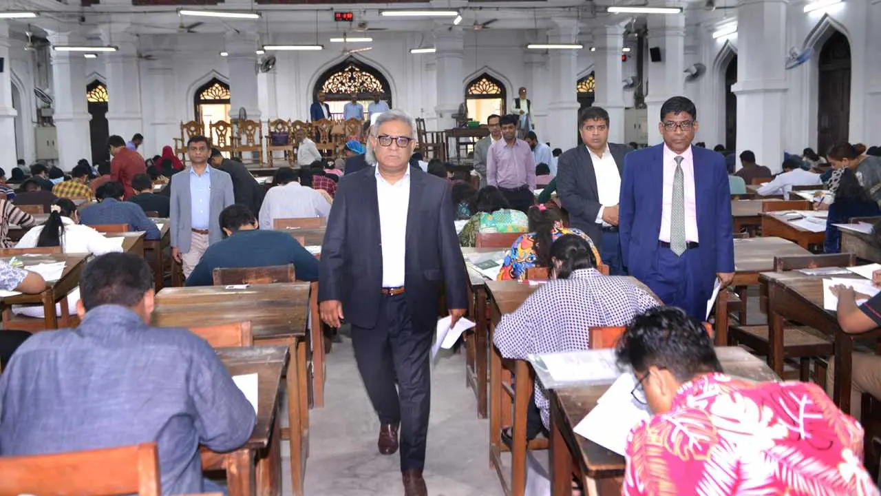 পরীক্ষার হল পরিদর্শনে ঢাবি উপাচার্য অধ্যাপক ড. এ এস এম মাকসুদ কামাল। ছবি : কালবেলা