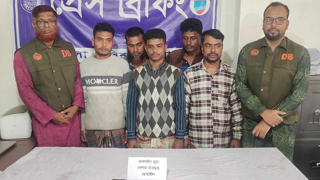 গ্রেপ্তার হওয়া পাঁচজন। ছবি : কালবেলা