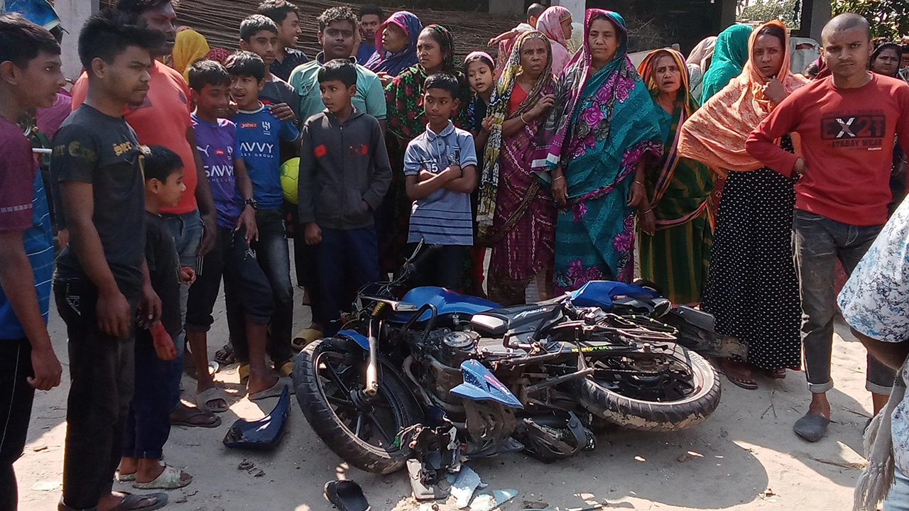 দুর্ঘটনায় দুমড়েমুচড়ে যাওয়া মোটরসাইকেল। ছবি : কালবেলা