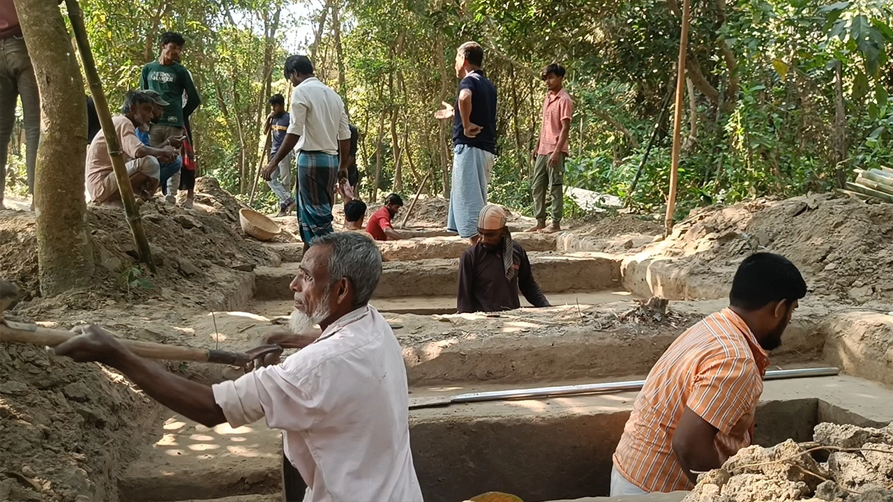 ব্রাহ্মণবাড়িয়ার সরাইল উপজেলার শাহবাজপুর খন্দকারপাড়ার কবরস্থানে পাশাপাশি পাঁচটি কবর খোঁড়ার কাজ চলছে। ছবি : কালবেলা