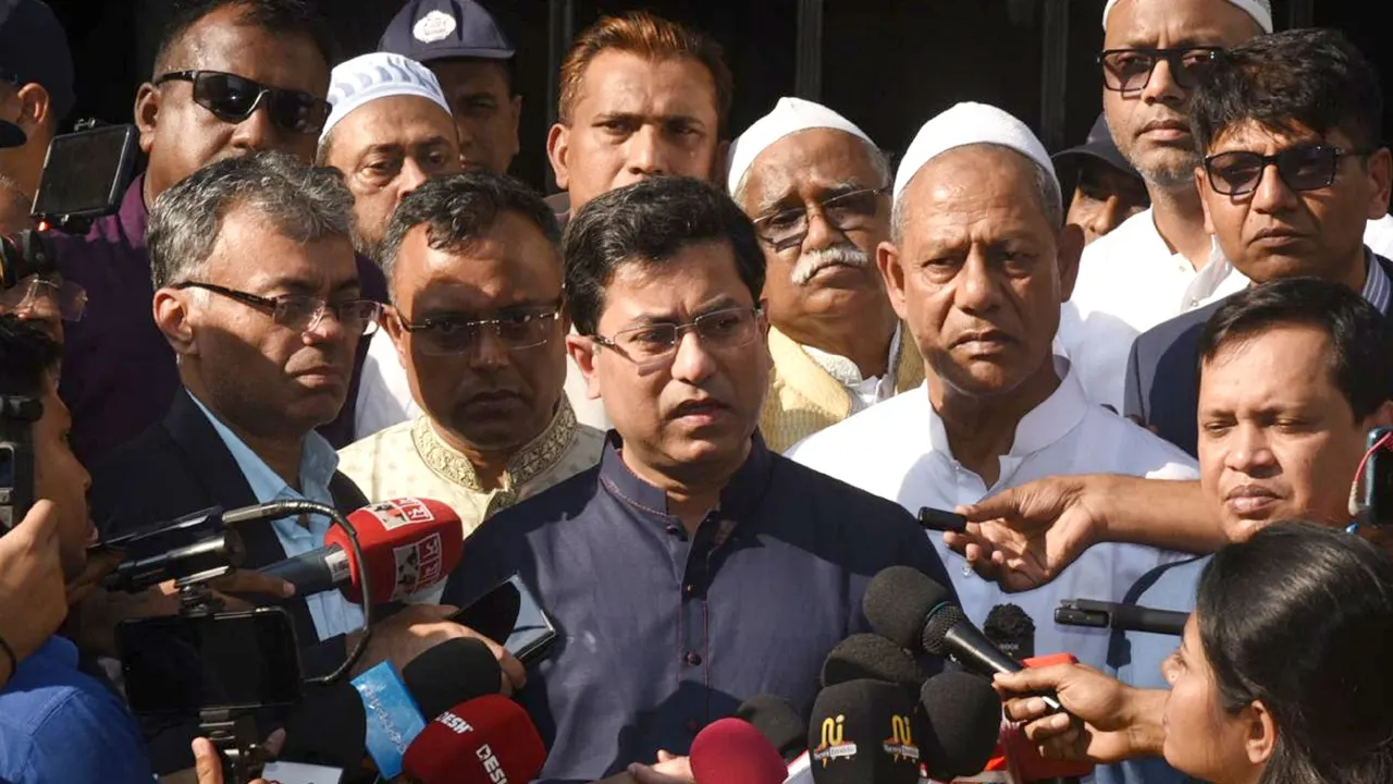 বেইলি রোডের দুর্ঘটনাস্থল পরিদর্শন শেষে কথা বলছেন শেখ ফজলে নূর তাপস। ছবি : কালবেলা