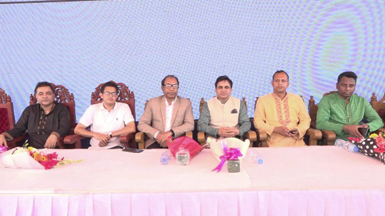 ঠাকুর অনুকূল চন্দ্রের ১৩৬তম জন্ম-মহোৎসবের অনুষ্ঠানের অতিথিরা। ছবি : কালবেলা