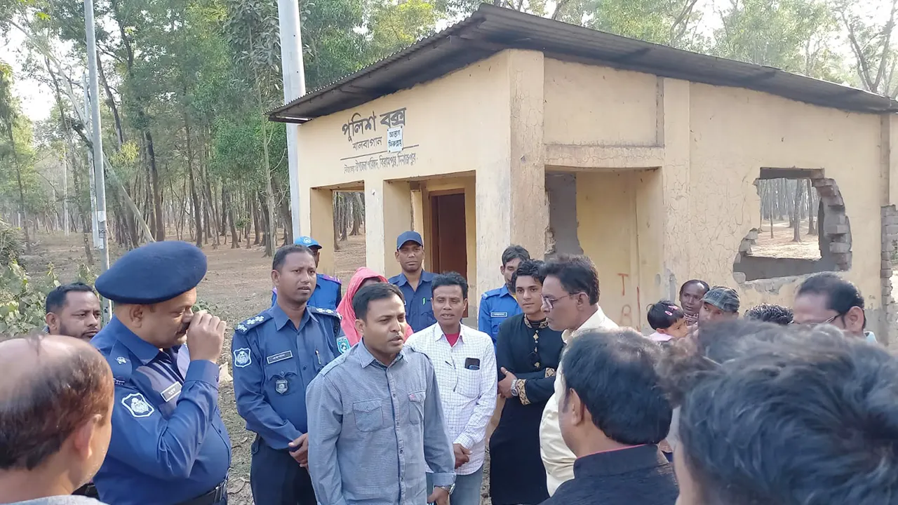 দিনাজপুর অতিরিক্ত পুলিশ সুপার (প্রশাসন) মমিনুল করিম পরিত্যক্ত পুলিশ বক্সটি পরিদর্শন করেন। ছবি : কালবেলা