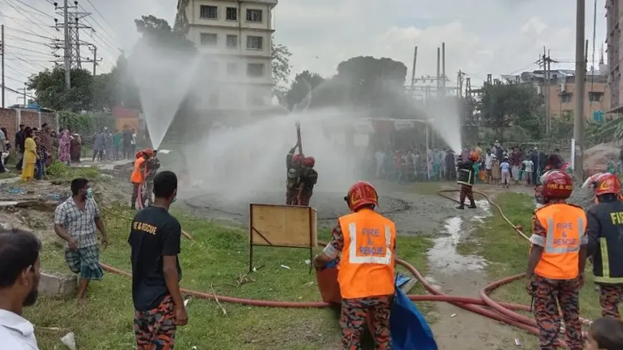 অগ্নি নির্বাপনে ফায়ার সার্ভিসের সদস্যবৃন্দ। ছবি : সংগৃহীত