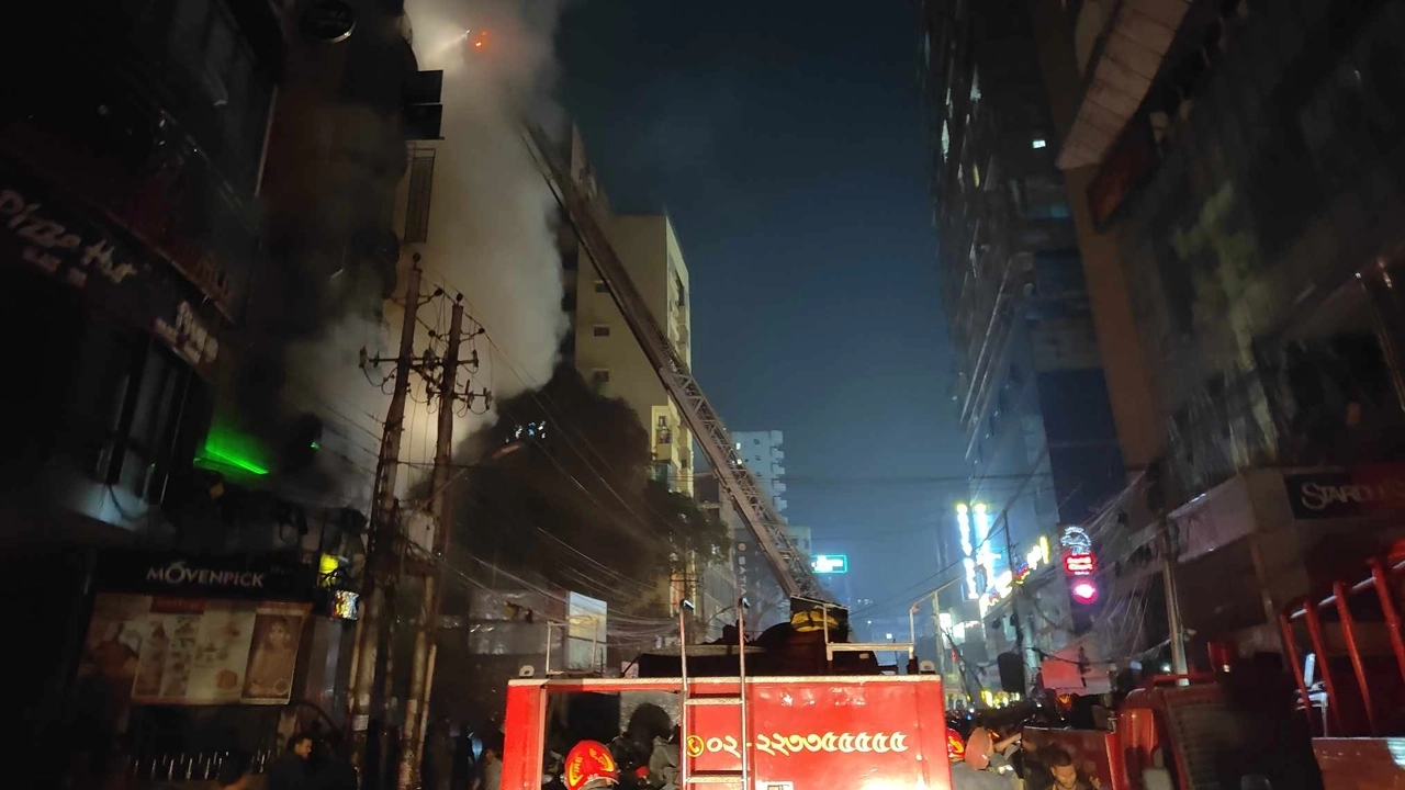 বেইলি রোডে লাগা আগুন নিয়ন্ত্রণে কাজ করে ফায়ার সার্ভিস। পুরোনো ছবি