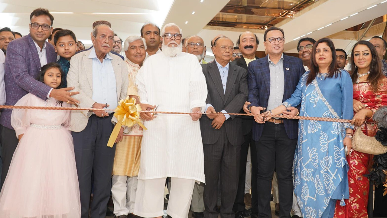 গুলশানে ডায়মন্ড ওয়ার্ল্ডের বিশ্বমানের জুয়েলারি শো রুম উদ্বোধনে অতিথিরা। ছবি : সৌজন্যে