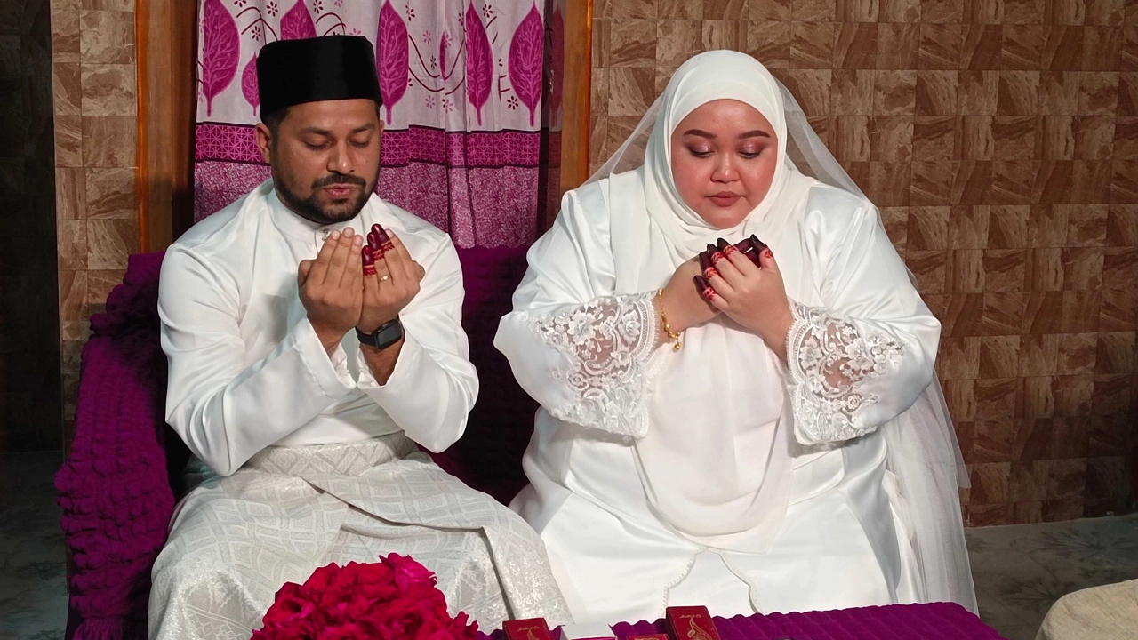 বিয়ের পর দোয়া করেন রিয়াজ ও আজিরা। ছবি : কালবেলা