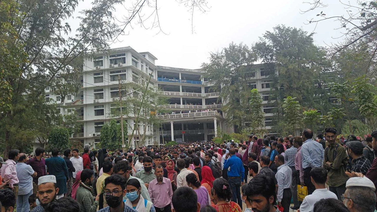 চট্টগ্রাম বিশ্ববিদ্যালয়ে ভর্তি পরীক্ষার্থীদের ভিড়। ছবি : কালবেলা