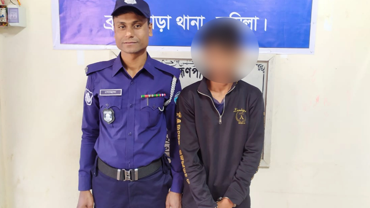 পুলিশের হাতে গ্রেপ্তারকৃত কিশোর। ছবি : কালবেলা