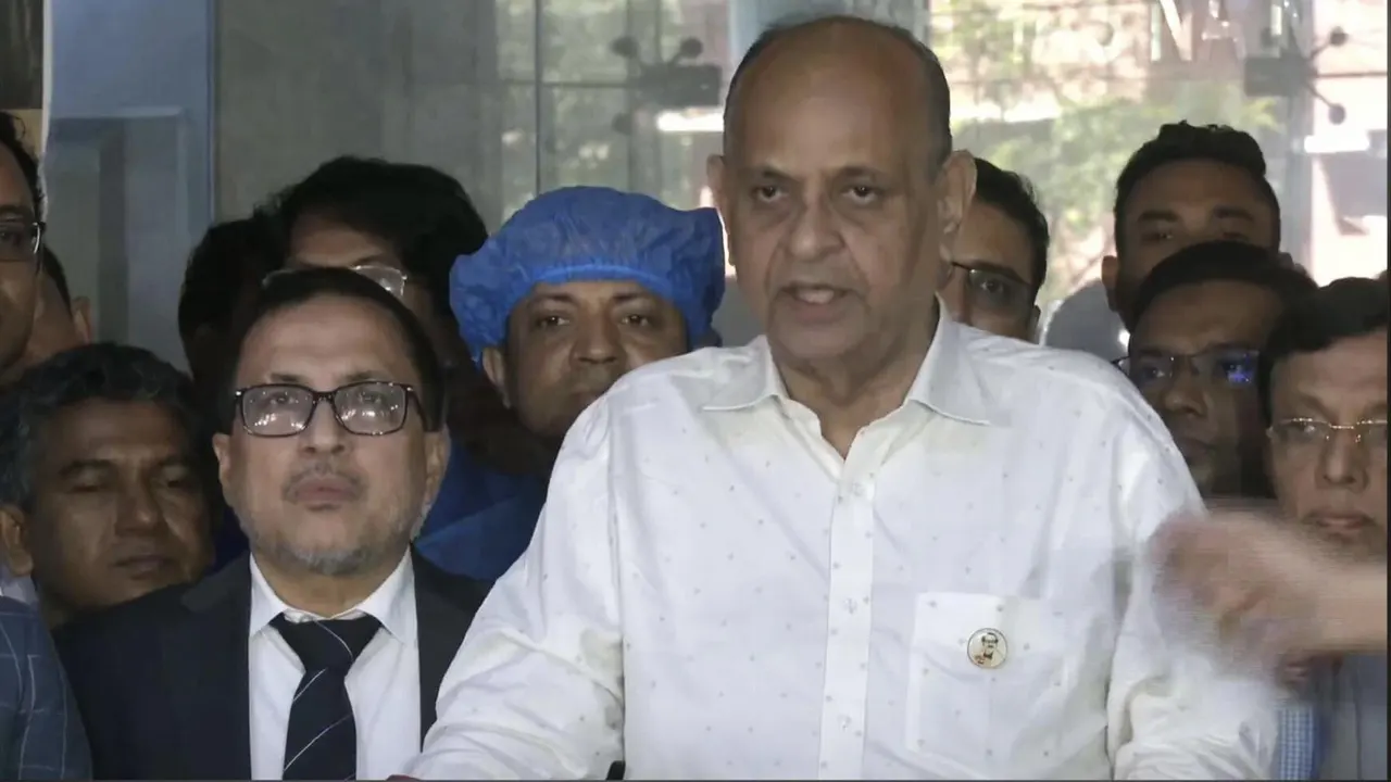 শনিবার শেখ হাসিনা জাতীয় বার্ন ও প্লাস্টিক সার্জারি ইনস্টিটিউটে কথা বলেন স্বাস্থ্যমন্ত্রী ডা. সামন্ত লাল সেন। ছবি : কালবেলা