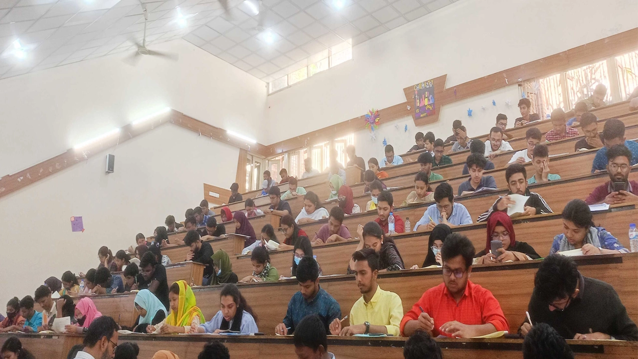 চট্টগ্রাম বিশ্ববিদ্যালয়ের ভর্তি পরীক্ষা। ছবি : কালবেলা
