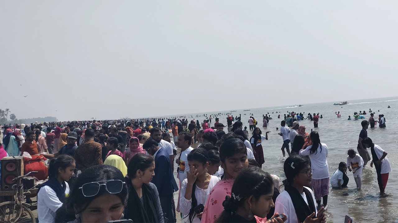 কুয়াকাটা সৈকতে পর্যটকদের উপচে পড়া ভিড়। ছবি : কালবেলা