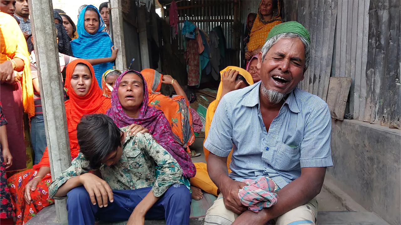 বেইলি রোডে মর্মান্তিক অগ্নিকাণ্ডের ঘটনায় নিহত সাগরের পরিবারে নেমেছে শোকের ছায়া। ছবি : কালবেলা