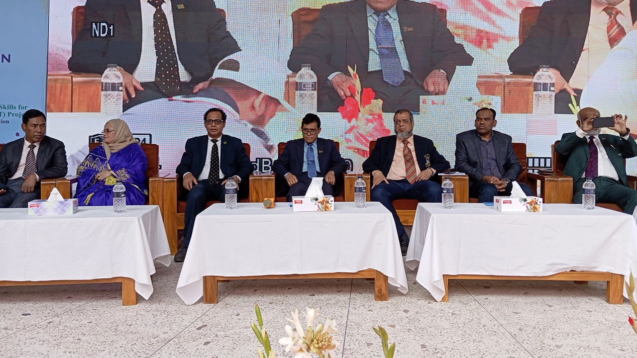 চাঁপাইনবাবগঞ্জে রাজশাহী আঞ্চলিক স্কিলস ও ইনোভেশন কম্পিটিশনে আয়োজকদের মাঝে অতিথিরা। ছবি : কালবেলা