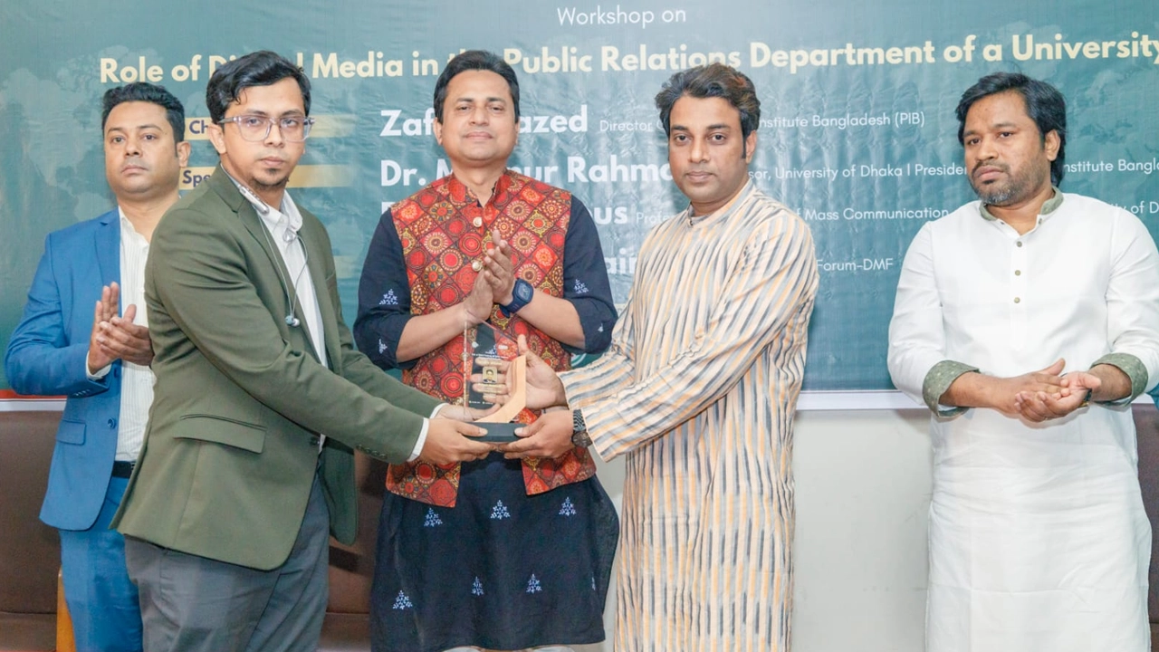 ডিএমএফ’র প্রেসিডেন্ট দেলোয়ার হোসেন স্বারক তুলে দিচ্ছেন দৈনিক কালবেলা অনলাইন বিভাগের বিভাগীয় প্রধান পলাশ মাহমুদের হাতে। ছবি : কালবেলা