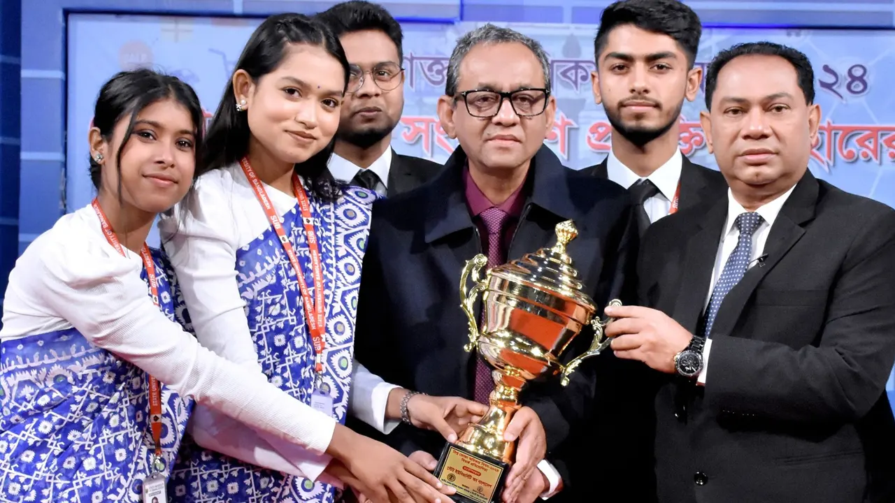 ডিবেট ফর ডেমোক্র্যাসির আয়োজনে এক বিতর্ক প্রতিযোগিতায় ভোক্তা ডিজি এএইচএম সফিকুজ্জামান। ছবি : কালবেলা