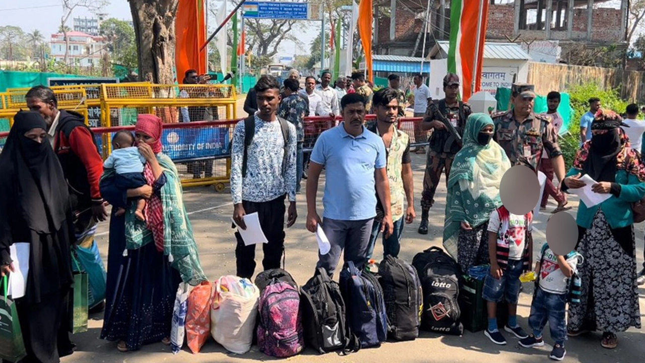 আখাউড়া আন্তর্জাতিক ইমিগ্রেশন চেকপোস্ট দিয়ে দেশে ফেরেন এসব বাংলাদেশি। ছবি : কালবেলা