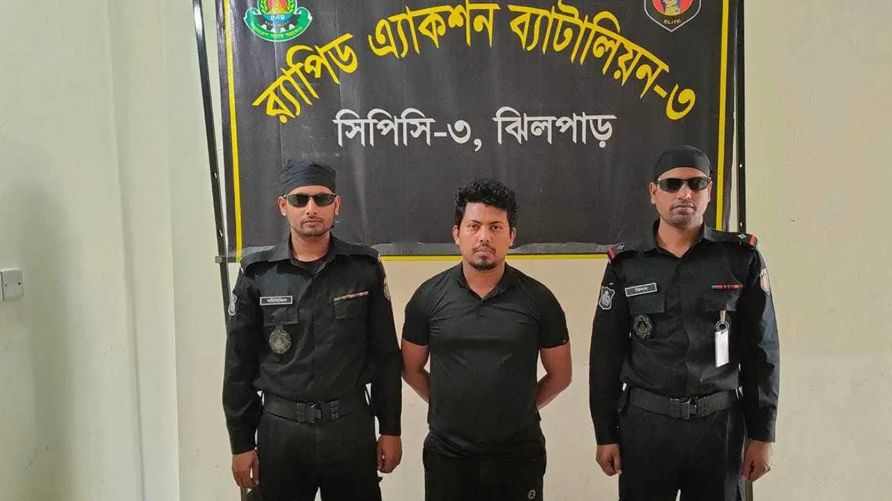 যুবলীগ নেতা সাগর মাদবরকে গ্রেপ্তার করে র‍্যাব-৩। ছবি : কালবেলা