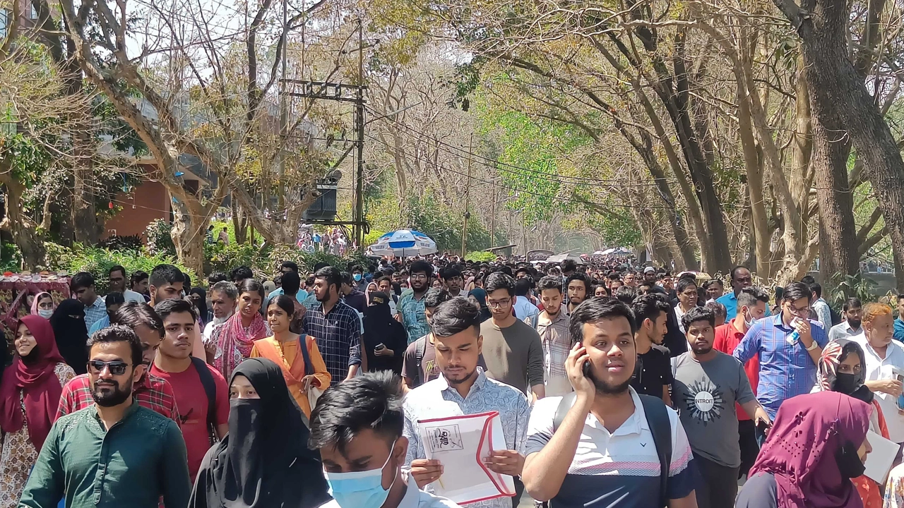 চট্টগ্রাম বিশ্ববিদ্যালয়ে ভর্তি পরীক্ষার্থীরা। ছবি : কালবেলা