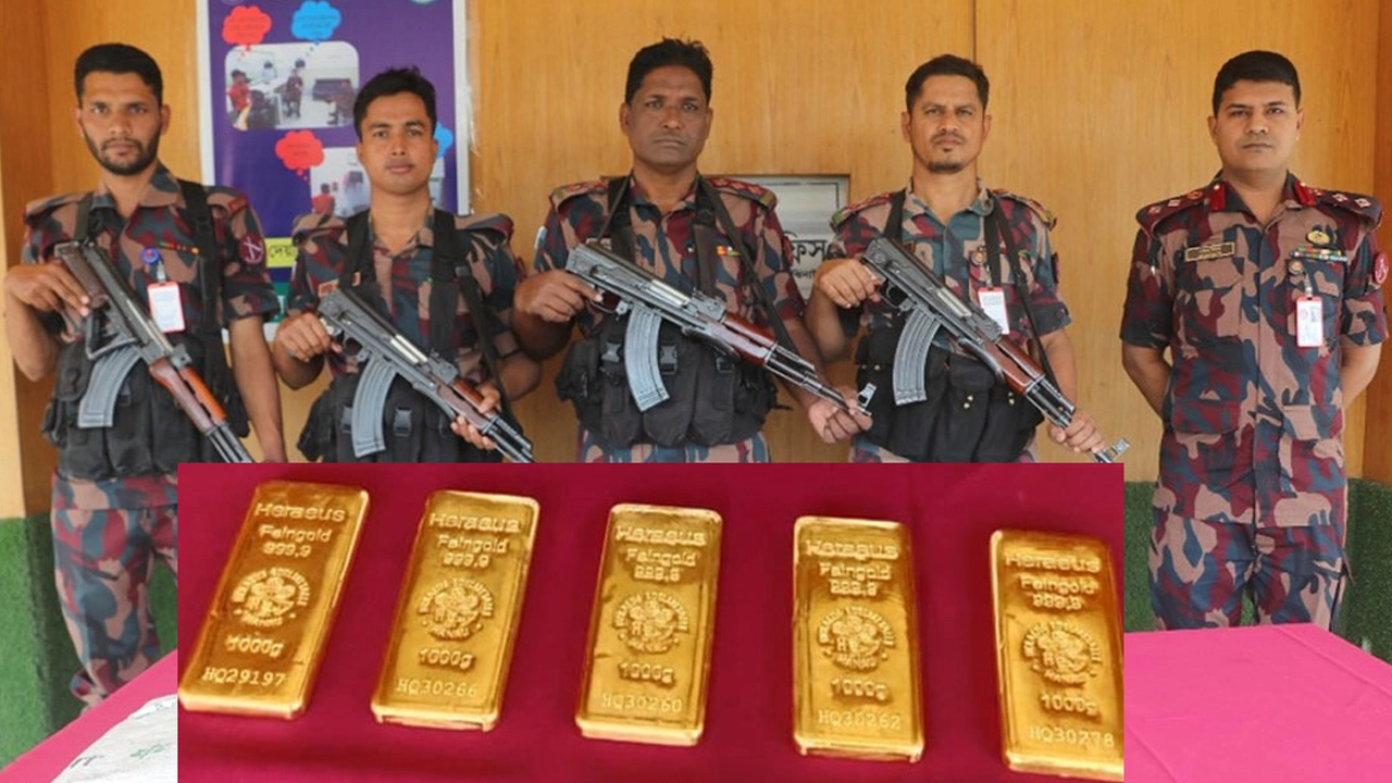 মহেশপুরের মাটিলা সীমান্তে জব্দ সোনার বারসহ বিজিবি সদস্যরা। ছবি : সংগৃহীত