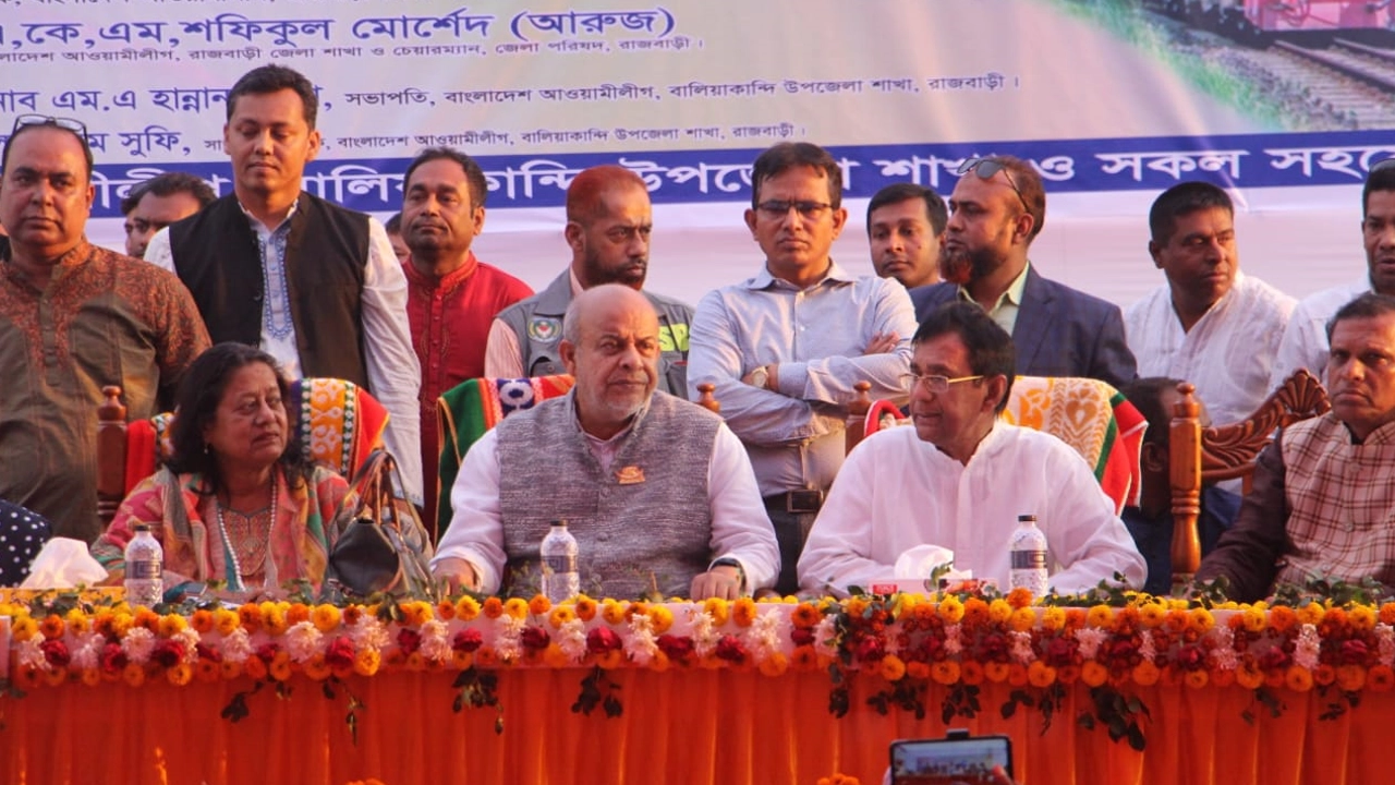 বালিয়াকান্দি উপজেলার শেখ রাসেল মিনি স্টেডিয়াম মাঠে সংবর্ধনা অনুষ্ঠানে রেলমন্ত্রী বীর মুক্তিযোদ্ধা মো. জিল্লুল হাকিম। ছবি : কালবেলা
