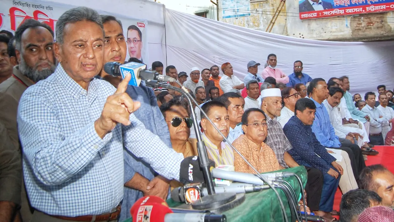 চট্টগ্রাম নগর, উত্তর ও দক্ষিণ জেলা বিএনপি আয়োজিত মতবিনিময় সভায় বক্তব্য দেন আমীর খসরু মাহমুদ চৌধুরী। ছবি : কালবেলা
