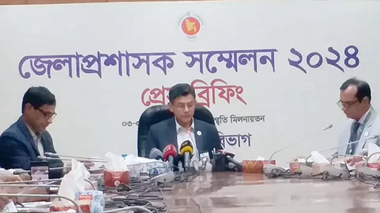 শনিবার সচিবালয়ে সংবাদ সম্মেলন করেন মন্ত্রিপরিষদ সচিব মাহবুব হোসেন। ছবি : সংগৃহীত