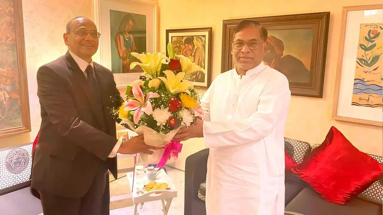 বিদ্যুৎ, জ্বালানি ও খনিজসম্পদ প্রতিমন্ত্রী নসরুল হামিদের সঙ্গে সৌজন্য সাক্ষাৎ করেছেন ইন্টারন্যাশনাল সোলার অ্যালাইয়েন্সের (আইএসএ) মহাপরিচালক ড. অজয় মাথুর। ছবি : সংগৃহীত