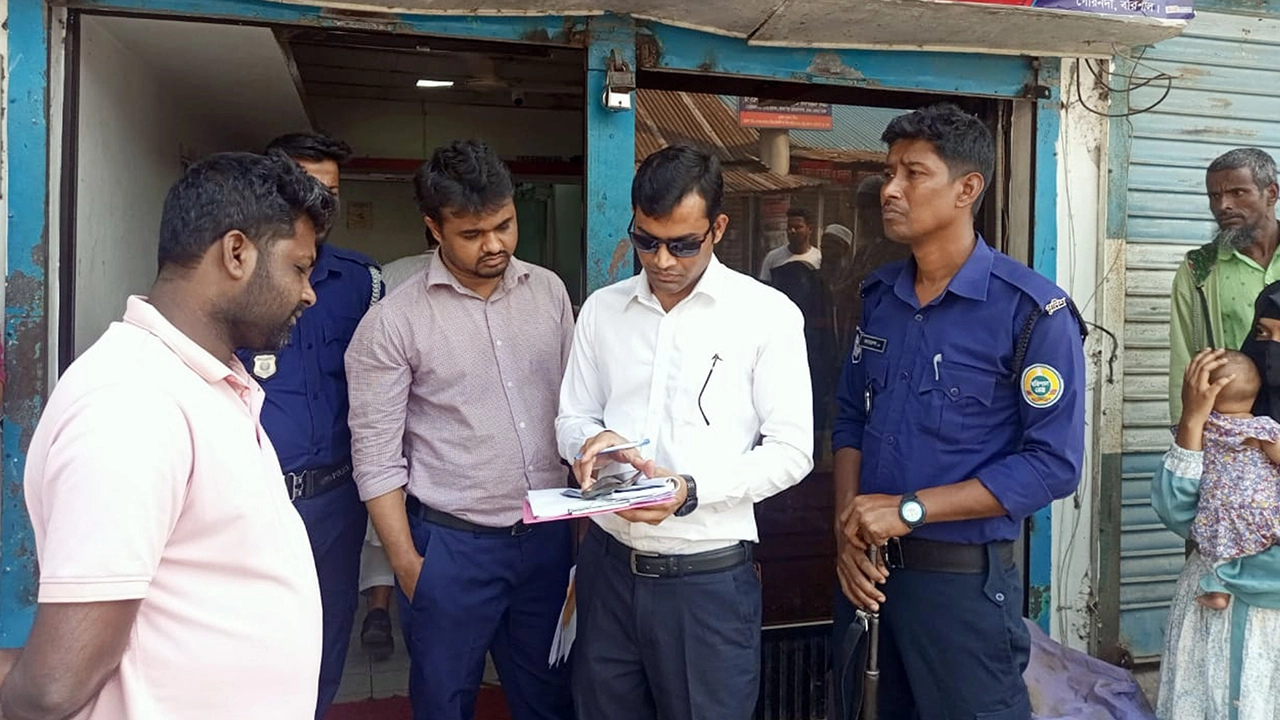 বরিশালের গৌরনদীতে স্বাস্থ্যসেবা প্রতিষ্ঠানে প্রশাসনের অভিযান। ছবি : কালবেলা