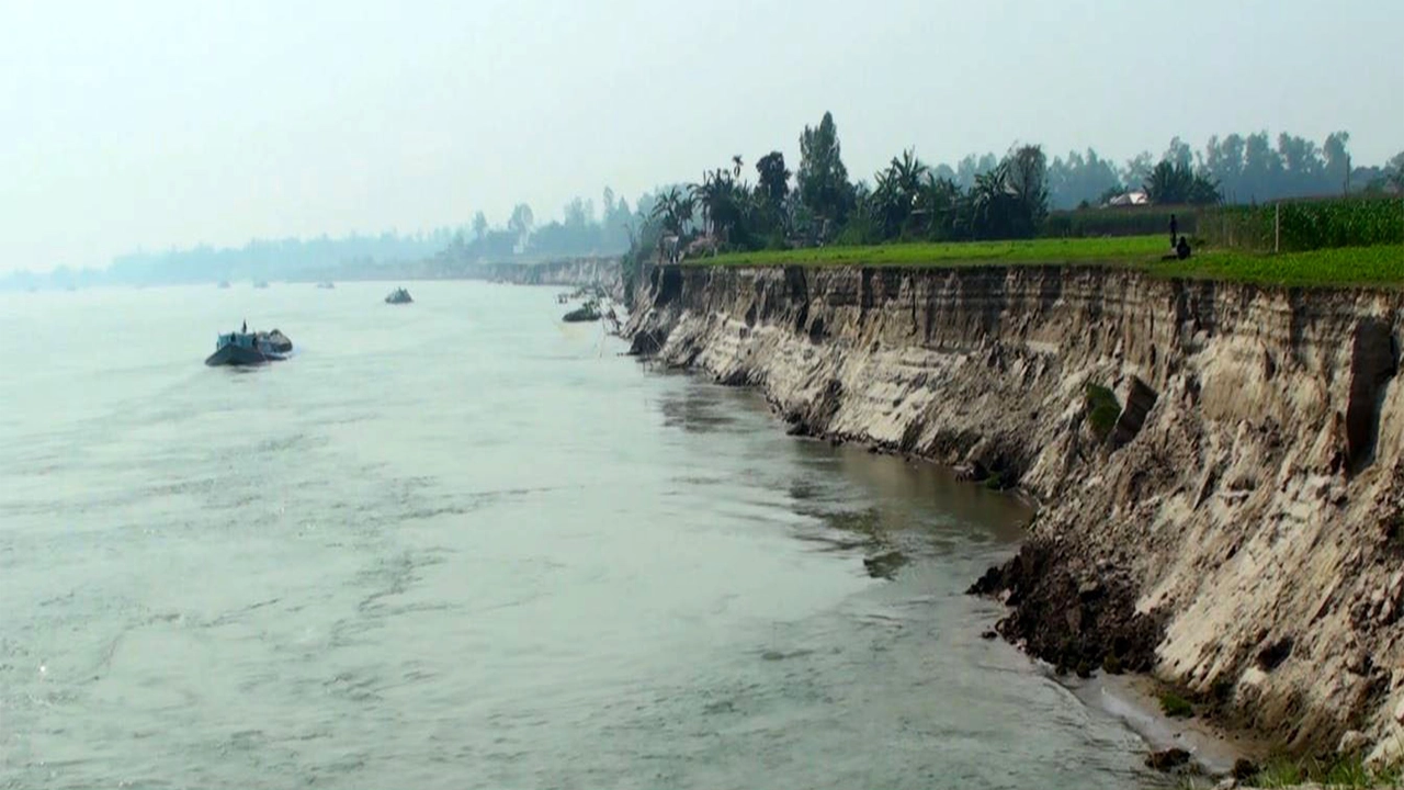 শুস্ক মৌসুমেও যমুনায় ভাঙন। ছবি : কালবেলা