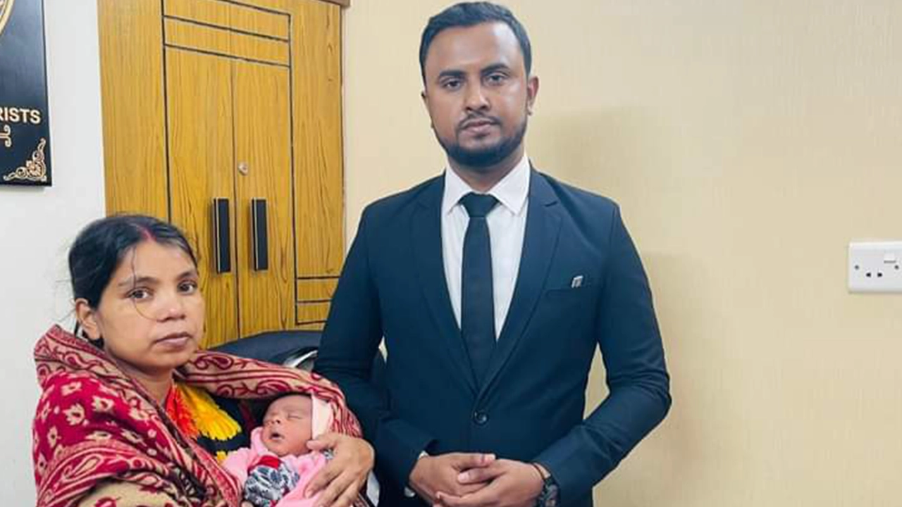 আইনজীবীর সঙ্গে রুবেল দের স্ত্রী পূরবী পালিত। ছবি : কালবেলা