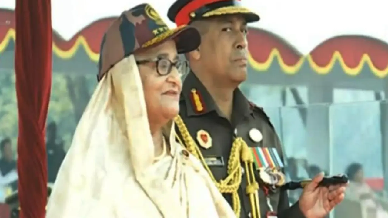 পিলখানায় বর্ডার গার্ড বাংলাদেশ (বিজিবি) দিবসের কুচকাওয়াজ অনুষ্ঠানে প্রধানমন্ত্রী শেখ হাসিনা। ছবি : সংগৃহীত