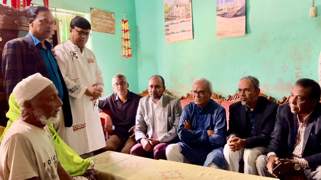 গণতান্ত্রিক আন্দোলনে নিহতদের পরিবারের সদস্যদের সান্ত্বনা দিয়েছেন রুহুল কবির রিজভী। ছবি : কালবেলা