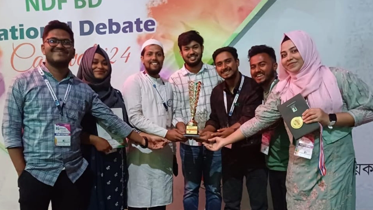 পুরস্কার হাতে নর্দার্ন বিশ্ববিদ্যালয়ের বিতার্কিকরা। ছবি : সংগৃহীত
