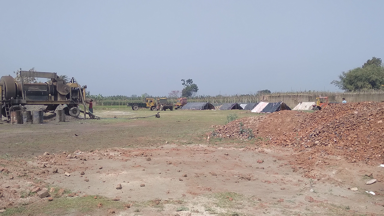 ঝিনাইদহের হরিণাকুণ্ডুতে ঠিকাদারের দখলে খেলার মাঠ। ছবি : কালবেলা