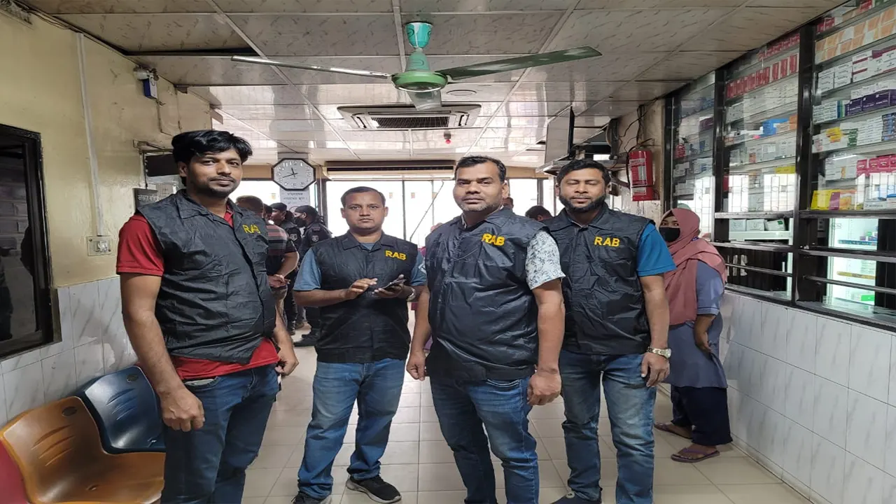 গাজীপুরের টঙ্গীতে ৪টি হাসপাতালে অভিযান চালায় র‌্যাব। ছবি : কালবেলা