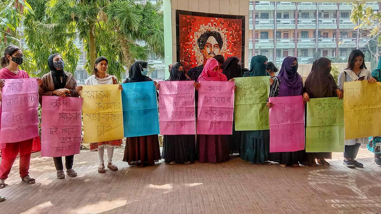 জাতীয় কবি কাজী নজরুল ইসলাম বিশ্ববিদ্যালয়ে ছাত্রীকে উত্ত্যক্ত এবং অশোভন ইঙ্গিতের অভিযোগে শিক্ষার্থীদের মানববন্ধন ও অবস্থান কর্মসূচি পালন। ছবি : কালবেলা