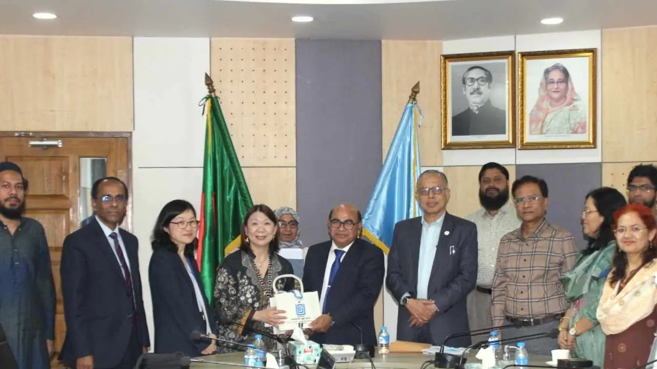 এডিবির প্রতিনিধি দল সৌজন্য সাক্ষাৎ করে ইউজিসি চেয়ারম্যান (অতিরিক্ত দায়িত্ব) অধ্যাপক ড. মুহাম্মদ আলমগীরের সঙ্গে। ছবি : কালবেলা