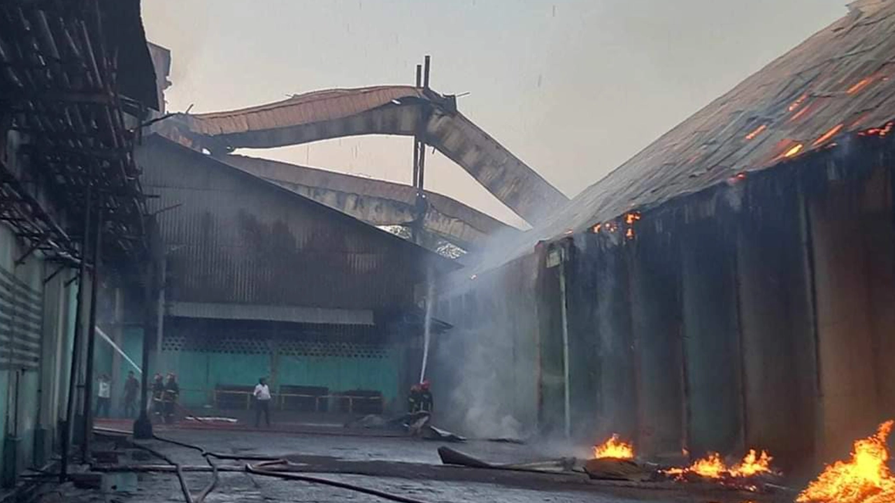 চট্টগ্রামের কর্ণফুলীতে এস আলম রিফাইন্ড সুগার মিলে ভয়াবহ আগুন। ছবি : কালবেলা
