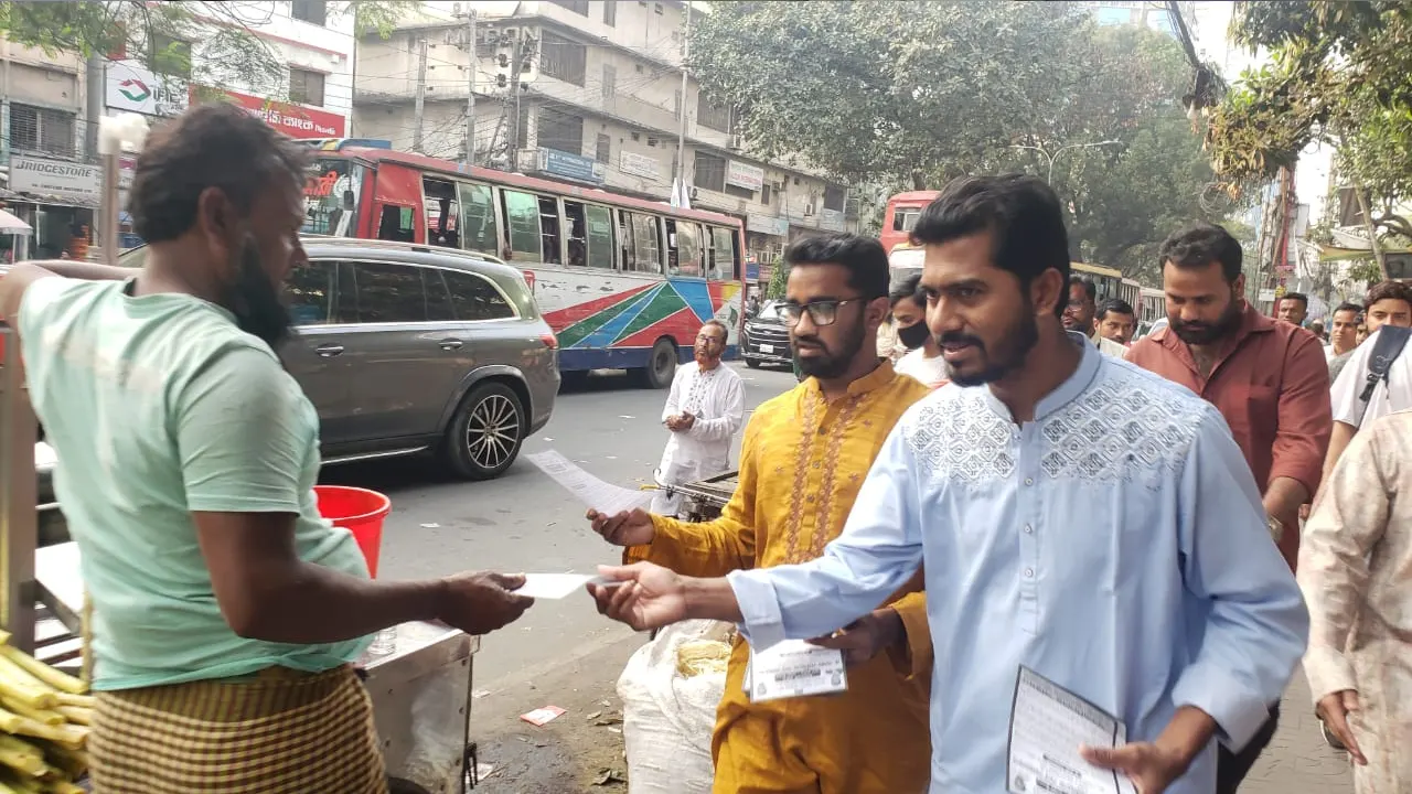 সমাবেশ সফলে সোমবার গণসংযোগ ও লিফলেট বিতরণ করেন গণঅধিকার পরিষদের একাংশের নেতারা। ছবি : কালবেলা