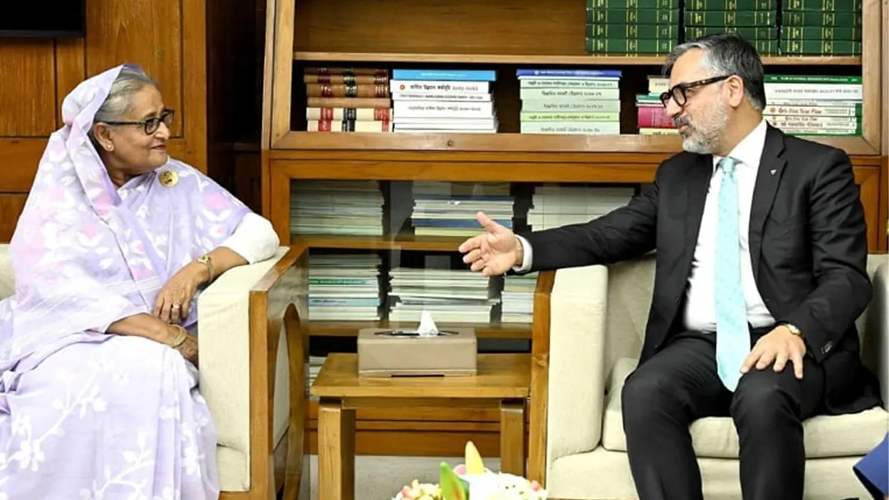 প্রধানমন্ত্রী শেখ হাসিনা ও আইনজীবী ডক্টর পায়াম আখভান। ছবি : সংগৃহীত