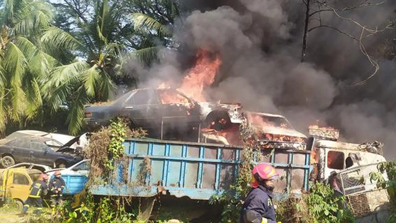 শাহবাগ থানার ডাম্পিং স্টেশনের গাড়িতে আগুন লেগেছে। ছবি : সংগৃহীত