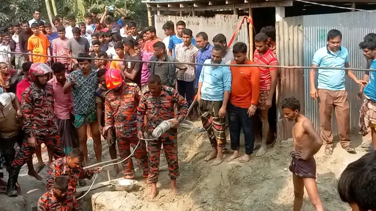 ঘটনাস্থলে ফায়ার সার্ভিস কর্মীদের উদ্ধার তৎপরতার চিত্র। ছবি : কালবেলা
