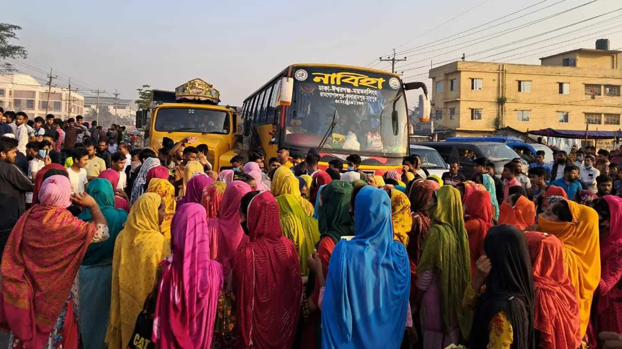 বেতন বাড়ানো ও নতুন বেতন কাঠামো বাস্তবায়নের দাবিতে গাজীপুরে মহাসড়ক অবরোধ করেন পোশাক শ্রমিকরা। ছবি : কালবেলা