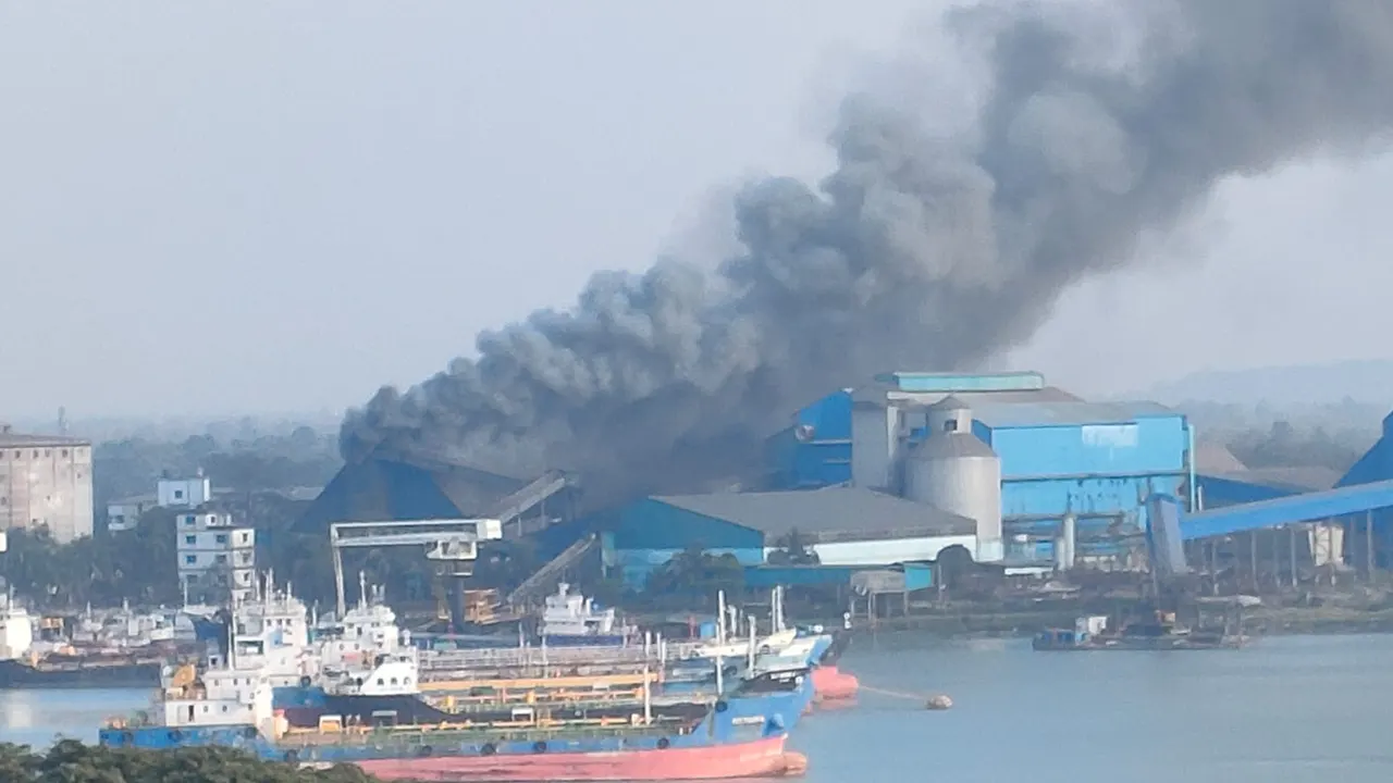 চট্টগ্রামের এস আলম সুগার মিলে মঙ্গলবার সকালে আবারও দাউদাউ করে আগুন জ্বলতে দেখা যায়। ছবি : কালবেলা